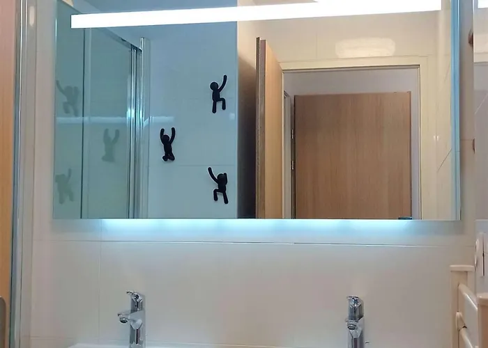 Appartement Rénové 47m² - 6 Pers, Proche Pistes Et Commodités, Quartier Animé, Parking Inclus - Fr-1-545-32